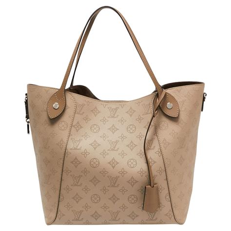 hina nera mm louis vuitton i loghi si vedono|LOUIS VUITTON Mahina Hina MM Galet 1403312 .